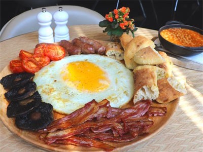 CLIP: Món ăn sáng đặc biệt với trứng đà điểu khổng lồ đầy thú vị