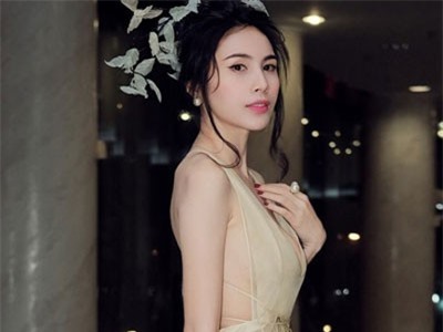 Thủy Tiên nhẹ nhàng như một nàng thơ băng thanh, Minh Tú như tiên hắc ám quyền lực