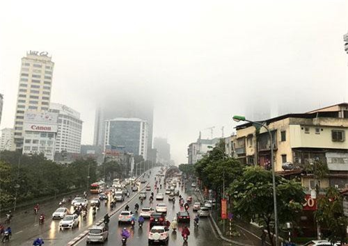 Nhà cao tầng ở Hà Nội chìm trong mây mù