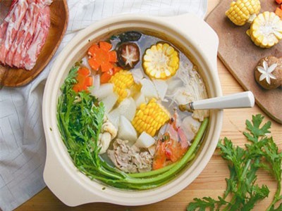 Bữa tối bận rộn tôi chỉ nấu canh ngũ sắc mỗi người 1 tô mà ai cũng xuýt xoa thích thú