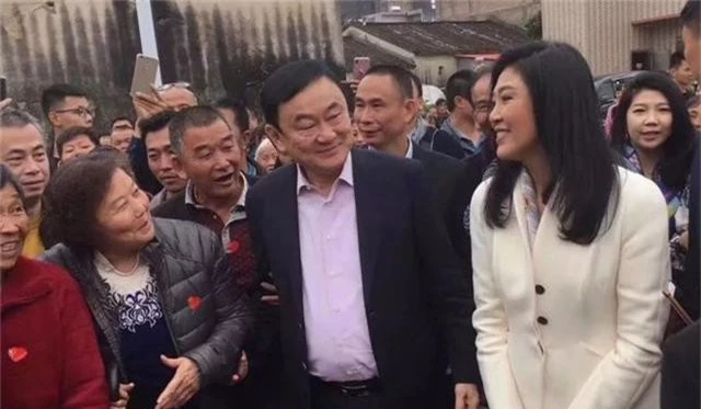  Cựu Thủ tướng Thái Lan Thaksin (giữa) và em gái Yingluck (áo trắng) chụp ảnh cùng những người họ hàng tại Trung Quốc. (Ảnh: SCMP) 
