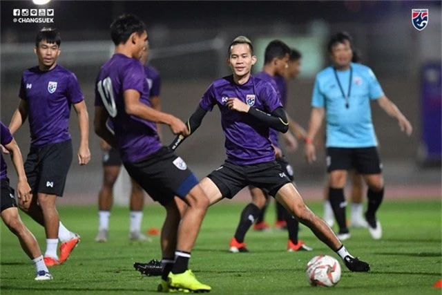 Cầu thủ Thái Lan tươi rói trên sân tập sau khi HLV Rajevac bị sa thải - Ảnh 2.