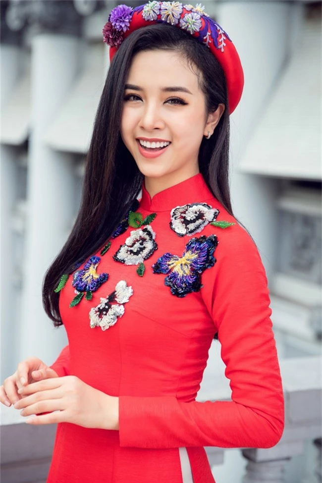 Hoa hậu Tiểu Vy, Á hậu Phương Nga, Thúy An khoe nhan sắc rực rỡ trong tà áo dài Tết - Ảnh 15.