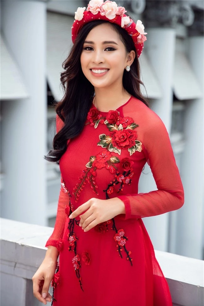 Hoa hậu Tiểu Vy, Á hậu Phương Nga, Thúy An khoe nhan sắc rực rỡ trong tà áo dài Tết - Ảnh 6.