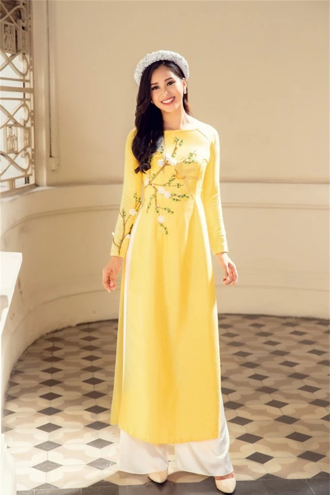 Hoa hậu Tiểu Vy, Á hậu Phương Nga, Thúy An khoe nhan sắc rực rỡ trong tà áo dài Tết - Ảnh 8.