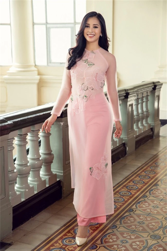 Hoa hậu Tiểu Vy, Á hậu Phương Nga, Thúy An khoe nhan sắc rực rỡ trong tà áo dài Tết - Ảnh 9.