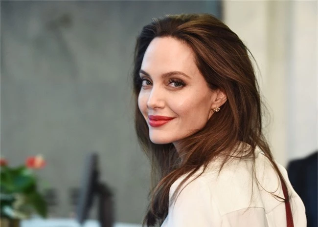 Không phải David Beckham, Angelina Jolie đang có một mối tình lãng mạn với người đàn ông nổi tiếng này? - Ảnh 2.