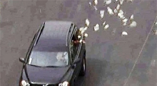Lái siêu xe rải tiền trên phố: 300 tỷ rơi như lá vàng, dân tranh nhau
