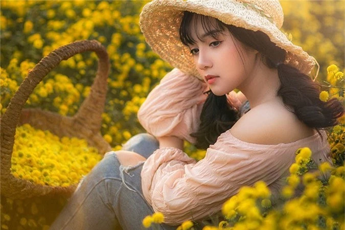 Nàng thơ tuổi teen khoe sắc giữa vườn hoa cúc vàng - Ảnh 2.