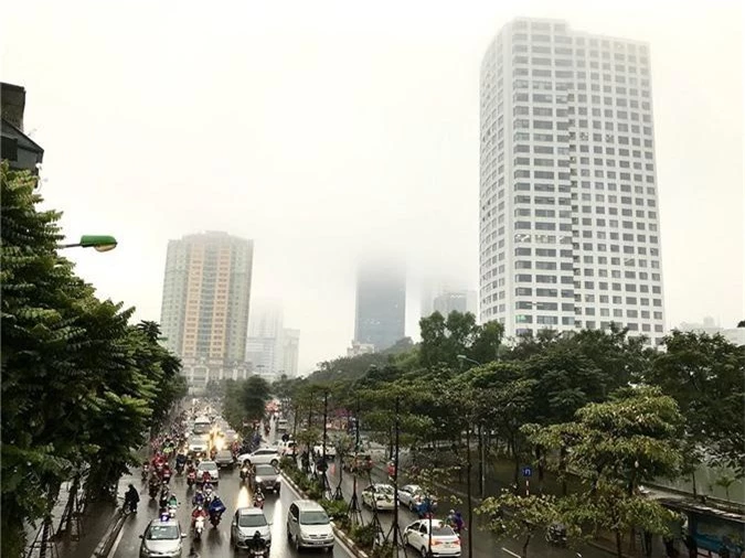 Nhà cao tầng ở Hà Nội chìm trong mây mù - Ảnh 1.