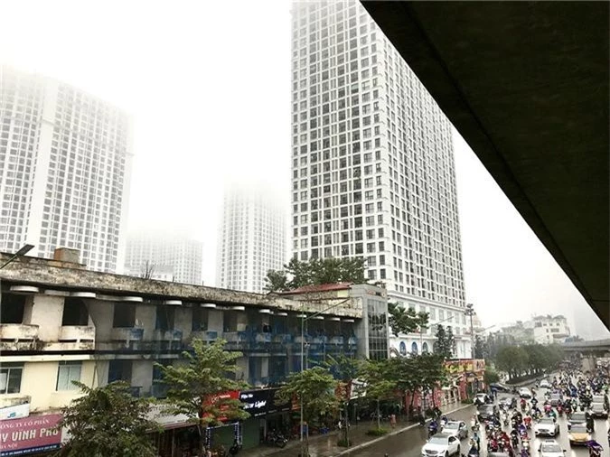 Nhà cao tầng ở Hà Nội chìm trong mây mù - Ảnh 10.