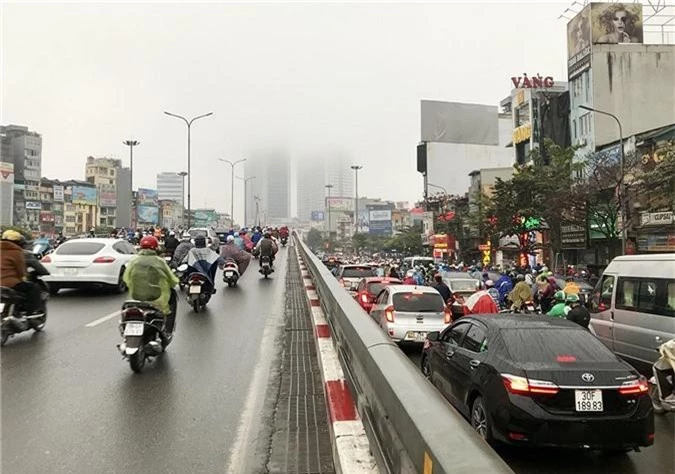 Nhà cao tầng ở Hà Nội chìm trong mây mù - Ảnh 12.