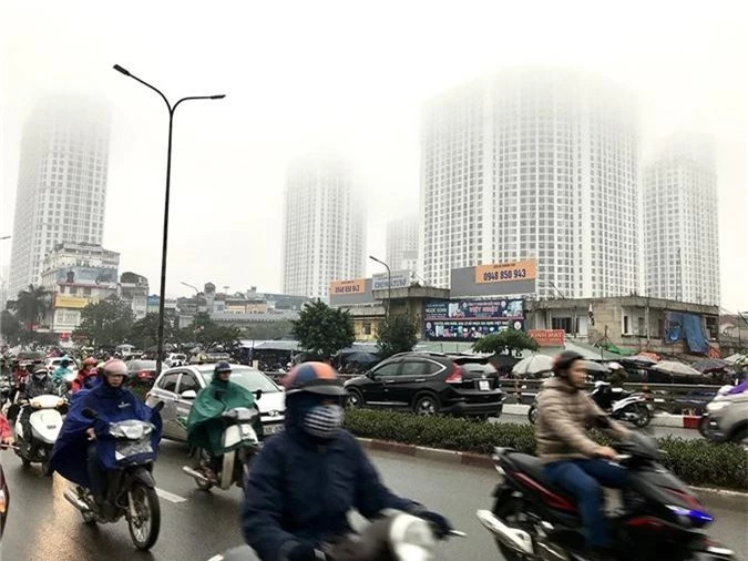 Nhà cao tầng ở Hà Nội chìm trong mây mù - Ảnh 13.