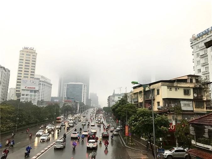 Nhà cao tầng ở Hà Nội chìm trong mây mù - Ảnh 2.