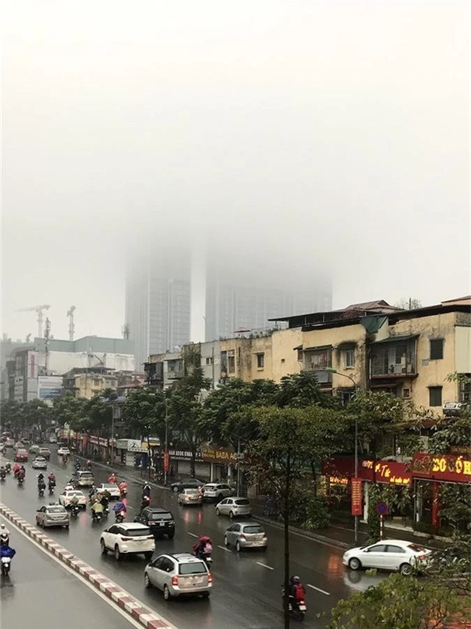 Nhà cao tầng ở Hà Nội chìm trong mây mù - Ảnh 3.
