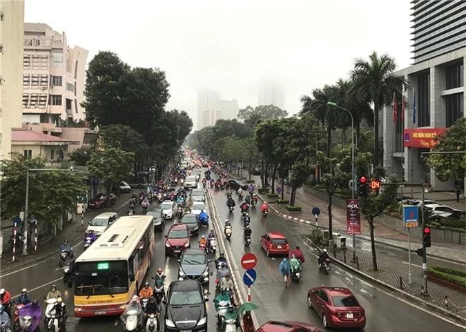 Nhà cao tầng ở Hà Nội chìm trong mây mù - Ảnh 4.