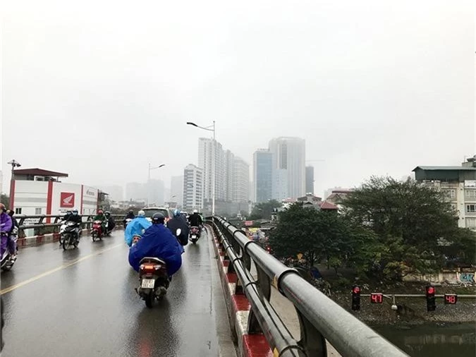 Nhà cao tầng ở Hà Nội chìm trong mây mù - Ảnh 5.
