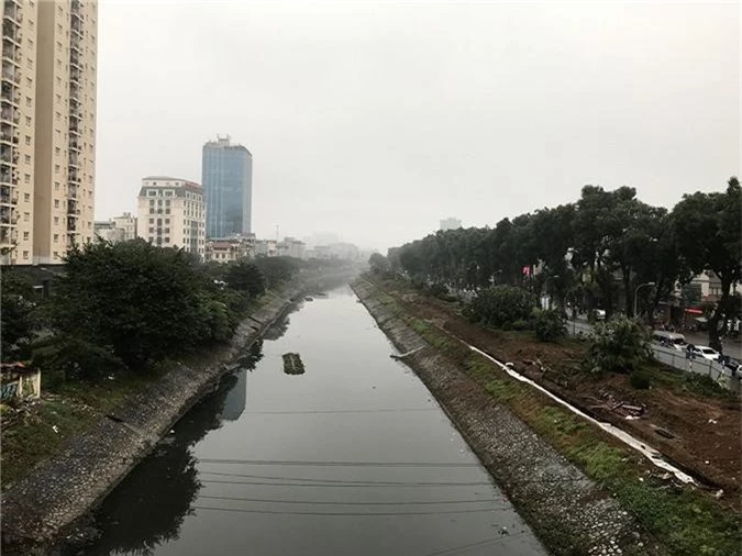 Nhà cao tầng ở Hà Nội chìm trong mây mù - Ảnh 6.