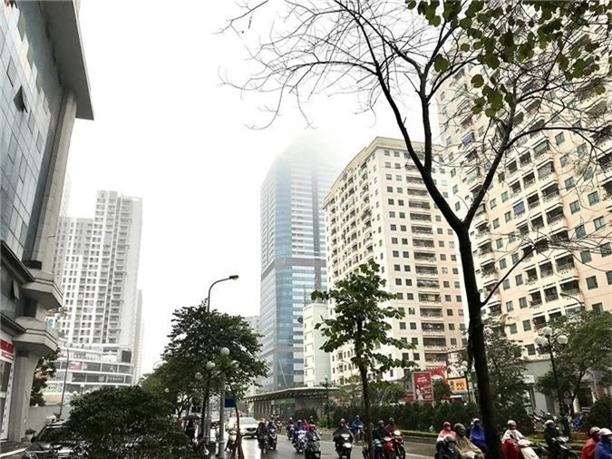 Nhà cao tầng ở Hà Nội chìm trong mây mù - Ảnh 7.