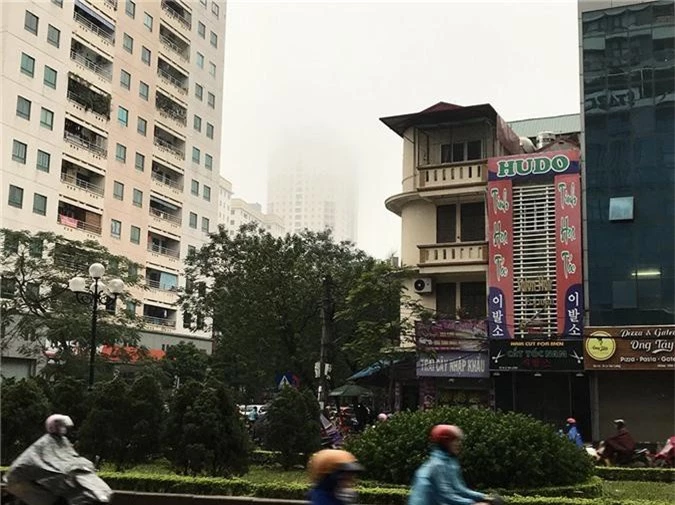 Nhà cao tầng ở Hà Nội chìm trong mây mù - Ảnh 8.