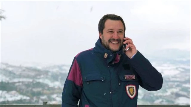 Ông Matteo Salvini thường đăng ảnh mặc áo có cài huy hiệu của lực lượng cảnh sát hoặc cứu hỏa lên mạng xã hội (Ảnh: Facebook)