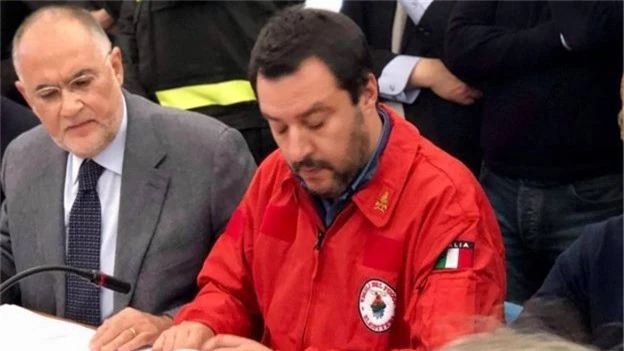 Theo BBC, mặc áo có huy hiệu của lực lượng an ninh và hành pháp Italy đã trở thành thương hiệu của ông Matteo Salvini (Ảnh: Facebook)