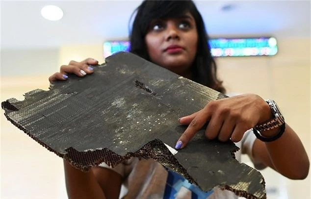 Mảnh vỡ mặt sàn Boeing 777 có khả năng cao thuộc về MH370 do thân nhân một hành khách trên chuyến bay mất tích bí ẩn, cung cấp cho Malaysia hồi năm ngoái. (Ảnh: AFP)