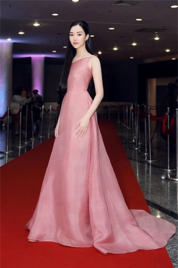“Nàng thơ xứ Huế” Ngọc Trân lại ngọt ngào hết mức cùng mẫu váy hồng chất liệu organza.