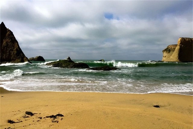 Bãi biển Martins Beach gần khu đất mà tỷ phú Khosla mua. (Nguồn: bteimages)