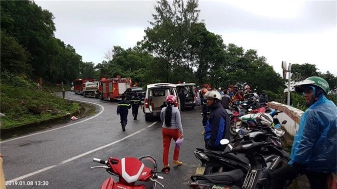 Xe khách rơi trên đèo Hải Vân, 21 sinh viên bị nạn - ảnh 1