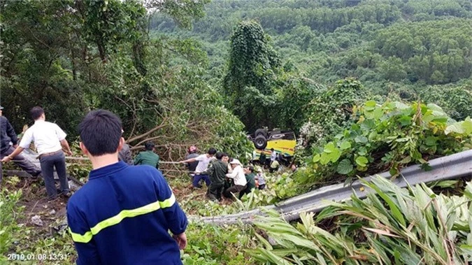 Xe khách rơi trên đèo Hải Vân, 21 sinh viên bị nạn - ảnh 2