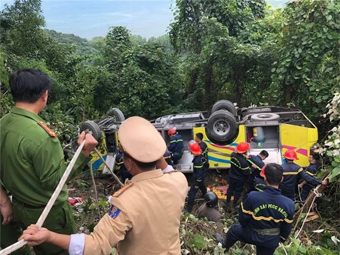 Xe khách rơi trên đèo Hải Vân, 21 sinh viên bị nạn - ảnh 5