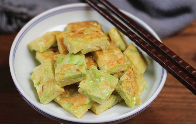 Làm bánh bắp cải chiên cho bữa sáng lạ miệng mà ngon tới không ngờ