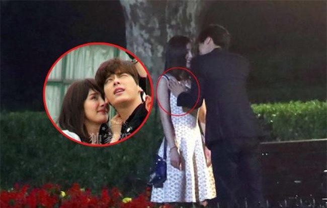 Vừa ly hôn được hơn 2 tuần, Dương Mịch đã bị đào xới hình ảnh nhạy cảm, bị trai trẻ đụng chạm "vòng 1"