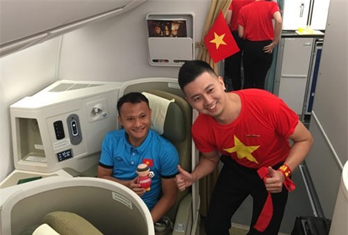 Trọng Hoàng ấm ức kể lại chuyện được tặng búp bê giấy "hói" giống thầy Park