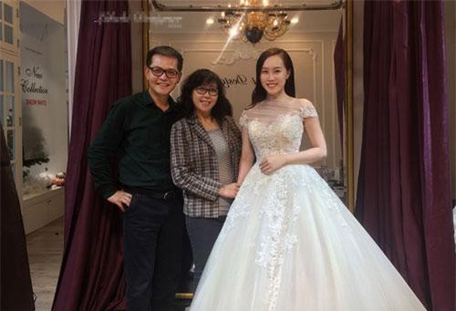NSND Trung Hiếu đưa bà xã kém 19 tuổi đi thử váy cưới