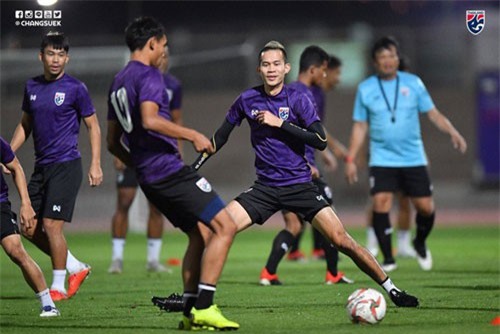 Cầu thủ Thái Lan tươi rói trên sân tập sau khi HLV Rajevac bị sa thải