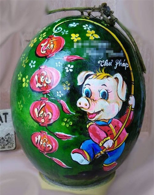 Từ món quà tặng mẹ vợ, chàng trai nổi hứng vẽ 3.000 tranh thư pháp dưa hấu