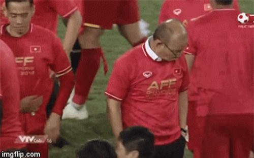 HLV Park Hang Seo đỏ mặt tía tai giải thích về nụ hôn với Văn Quyết