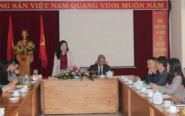 Giám đốc Sở Y tế Lâm Đồng Phạm Thị Bạch Yến chia sẻ thông tin với Thứ trưởng Bộ Y tế Nguyễn Trường Sơn