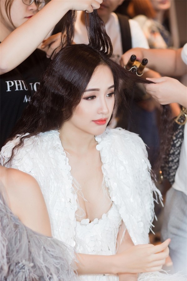 Người đẹp được êkíp chăm sóc ở hậu trường. Người đẹp được êkíp chăm sóc ở hậu trường.