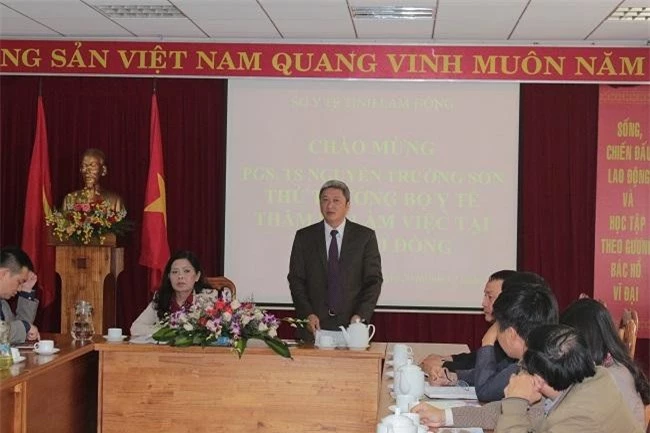 Thứ trưởng Bộ Y tế Nguyễn Trường Sơn kết luận cuộc làm việc (Ảnh: VH)