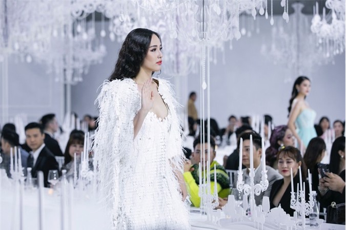 Bốn năm qua, hoa hậu hạn chế tham gia các hoạt động showbiz. Cô chỉ nhận lời tham gia các sự kiện do những người bạn hay nhãn hàng tổ chức. Cô dành vài tiếng làm việc mỗi ngày, còn lại là tập thể dục, đọc sách, học ngoại ngữ, xem phim hay trò chuyện cùng gia đình, bạn bè. Hoa hậu Hoàn vũ Việt Nam 2017 là dịp hiếm hoi cô góp mặt với vai trò giám khảo. Cô hài lòng khi rời khỏi showbiz và cho biết thỉnh thoảng chỉ xuất hiện vì vui chứ không còn áp lực nào. Bốn năm qua, hoa hậu hạn chế tham gia các hoạt động showbiz. Cô chỉ nhận lời tham gia các sự kiện do những người bạn hay nhãn hàng tổ chức. Cô dành vài tiếng làm việc mỗi ngày, còn lại là tập thể dục, đọc sách, học ngoại ngữ, xem phim hay trò chuyện cùng gia đình, bạn bè. Hoa hậu Hoàn vũ Việt Nam 2017 là dịp hiếm hoi cô góp mặt với vai trò giám khảo. Cô hài lòng khi rời khỏi showbiz và cho biết thỉnh thoảng chỉ xuất hiện vì vui chứ không còn áp lực nào.