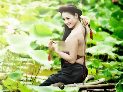 Người đẹp 'nude để thiền' nói gì khi mặc áo yếm chụp ảnh phản cảm ở hồ sen?