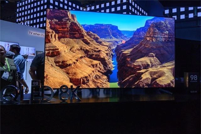 Cận cảnh TV 8K màn hình lớn nhất thế giới 98 inch của Samsung - Ảnh 1.