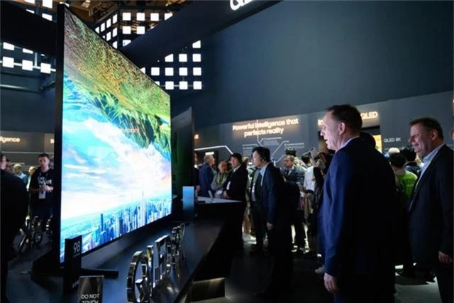 Cận cảnh TV 8K màn hình lớn nhất thế giới 98 inch của Samsung - Ảnh 2.