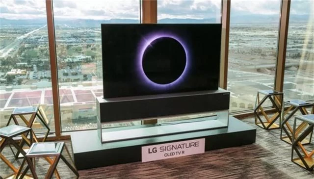 LG trình diễn TV màn hình cuộn đầu tiên trên thế giới - Ảnh 3.