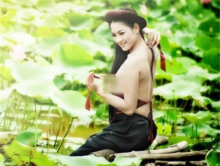 nguoi dep “nude de thien” noi gi khi mac ao yem chup anh phan cam o ho sen? hinh anh 3