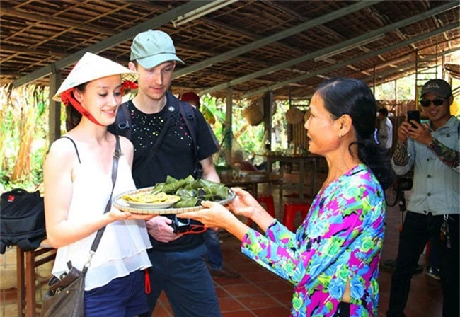 nha nong don khach tay, khach ta toi nha, kiem bon tien hinh anh 1