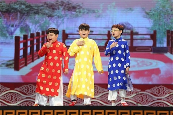 2 con trai của Xuân Bắc trong chương trình “Táo quân 2018″ – Bé áo đỏ và áo xanh. 